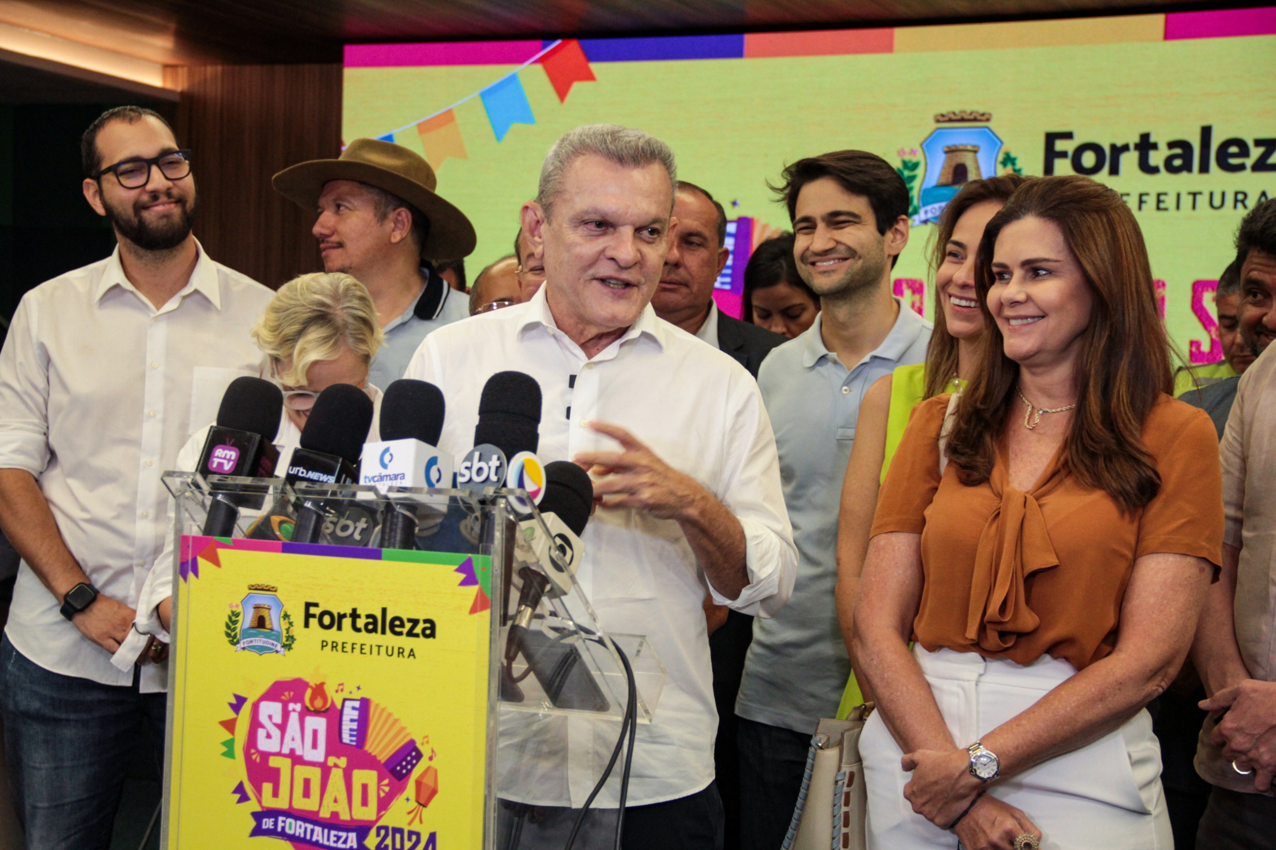 prefeito em coletiva de imprensa